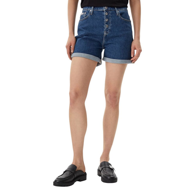 Blue Cotton ShortDiscover the Calvin Klein Jeans MOM SHORT J20J225512 women’s shorts, an essential piece for your summer wardrobe. Made from 99% cotton and 1% elastane/lycra, these shorts provide exceptional comfort and a perfect fit. The high-waisted des