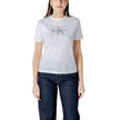 White Cotton T-ShirtDiscover casual elegance with the short-sleeve women’s t-shirt from Calvin Klein Jeans. Made from 100% cotton, this shirt offers exceptional comfort and a soft fit against the skin. The minimalist design is enhanced by the iconic brand
