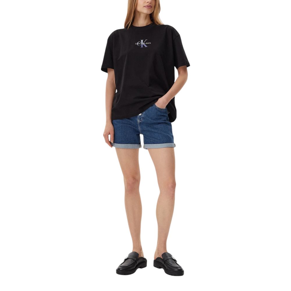 Blue Cotton ShortDiscover the Calvin Klein Jeans MOM SHORT J20J225512 women’s shorts, an essential piece for your summer wardrobe. Made from 99% cotton and 1% elastane/lycra, these shorts provide exceptional comfort and a perfect fit. The high-waisted des