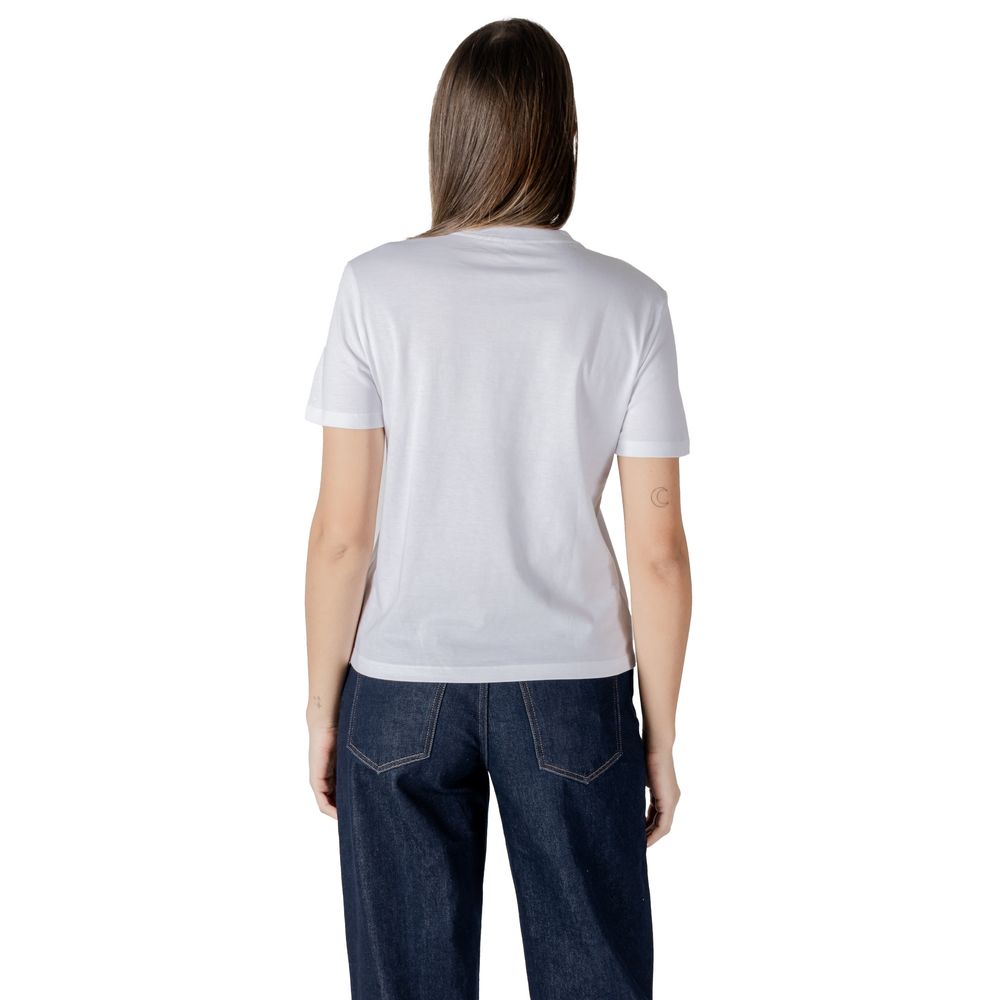 White Cotton T-ShirtDiscover casual elegance with the short-sleeve women’s t-shirt from Calvin Klein Jeans. Made from 100% cotton, this shirt offers exceptional comfort and a soft fit against the skin. The minimalist design is enhanced by the iconic brand