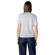 White Cotton T-ShirtDiscover casual elegance with the short-sleeve women’s t-shirt from Calvin Klein Jeans. Made from 100% cotton, this shirt offers exceptional comfort and a soft fit against the skin. The minimalist design is enhanced by the iconic brand