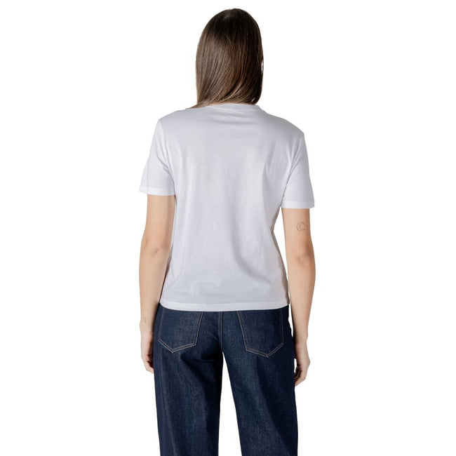 White Cotton T-ShirtDiscover casual elegance with the short-sleeve women’s t-shirt from Calvin Klein Jeans. Made from 100% cotton, this shirt offers exceptional comfort and a soft fit against the skin. The minimalist design is enhanced by the iconic brand