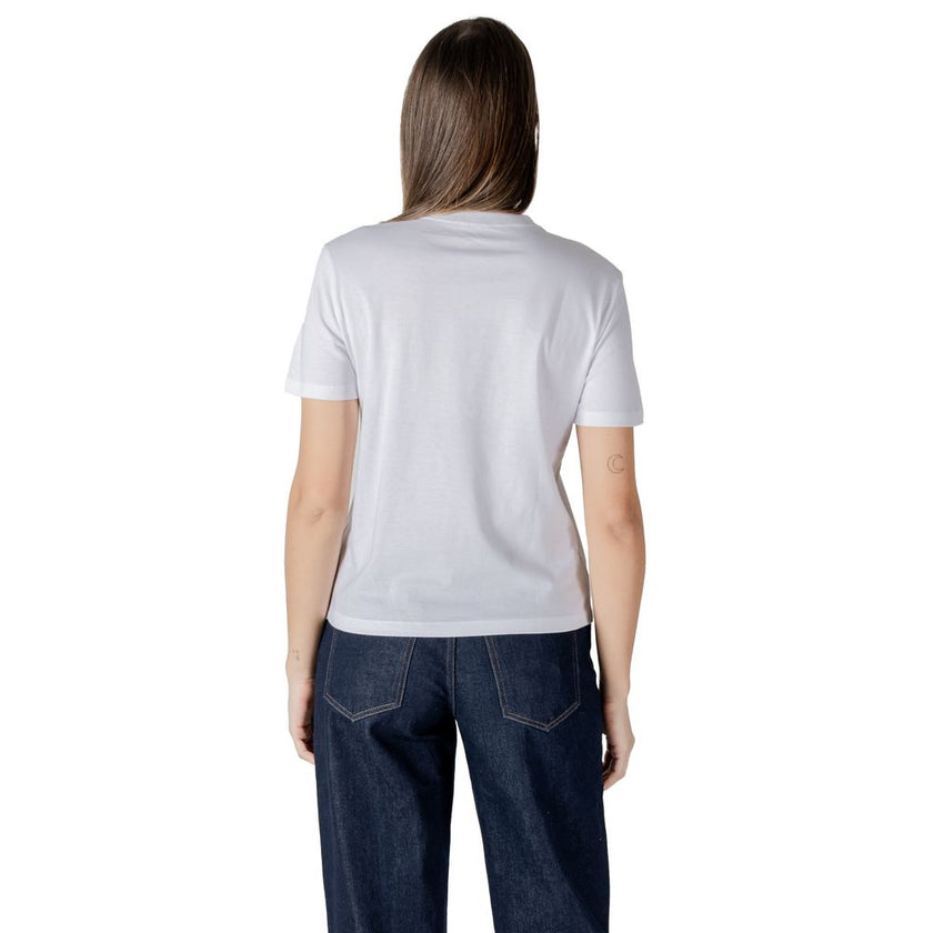 White Cotton T-ShirtDiscover casual elegance with the short-sleeve women’s t-shirt from Calvin Klein Jeans. Made from 100% cotton, this shirt offers exceptional comfort and a soft fit against the skin. The minimalist design is enhanced by the iconic brand