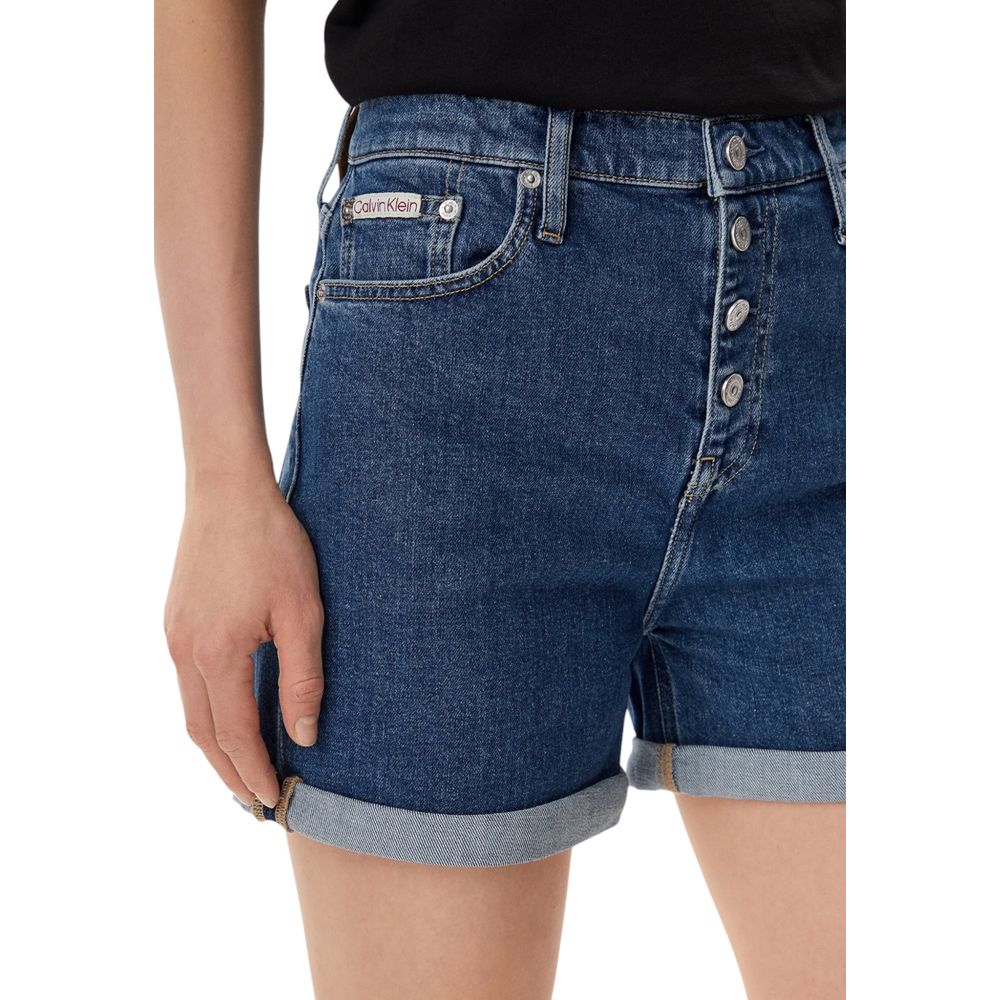Blue Cotton ShortDiscover the Calvin Klein Jeans MOM SHORT J20J225512 women’s shorts, an essential piece for your summer wardrobe. Made from 99% cotton and 1% elastane/lycra, these shorts provide exceptional comfort and a perfect fit. The high-waisted des