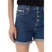Blue Cotton ShortDiscover the Calvin Klein Jeans MOM SHORT J20J225512 women’s shorts, an essential piece for your summer wardrobe. Made from 99% cotton and 1% elastane/lycra, these shorts provide exceptional comfort and a perfect fit. The high-waisted des