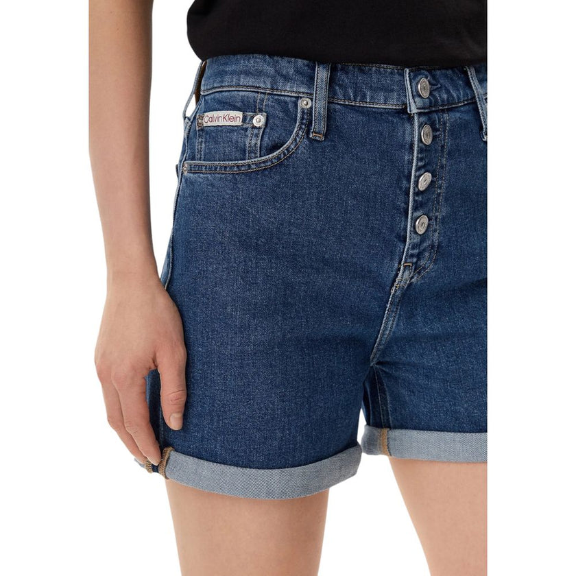 Blue Cotton ShortDiscover the Calvin Klein Jeans MOM SHORT J20J225512 women’s shorts, an essential piece for your summer wardrobe. Made from 99% cotton and 1% elastane/lycra, these shorts provide exceptional comfort and a perfect fit. The high-waisted des