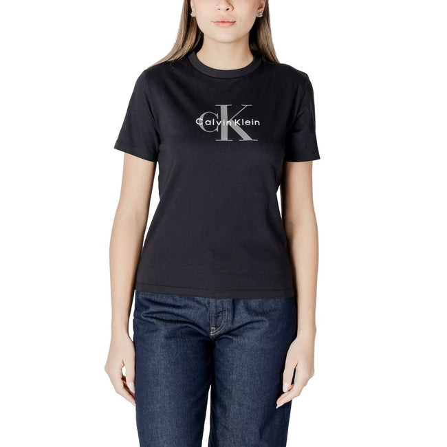 Black Cotton T-ShirtDiscover casual elegance with the short-sleeve women’s t-shirt from Calvin Klein Jeans. Made from 100% cotton, this shirt offers exceptional comfort and a soft fit against the skin. The minimalist design is enhanced by the iconic brand