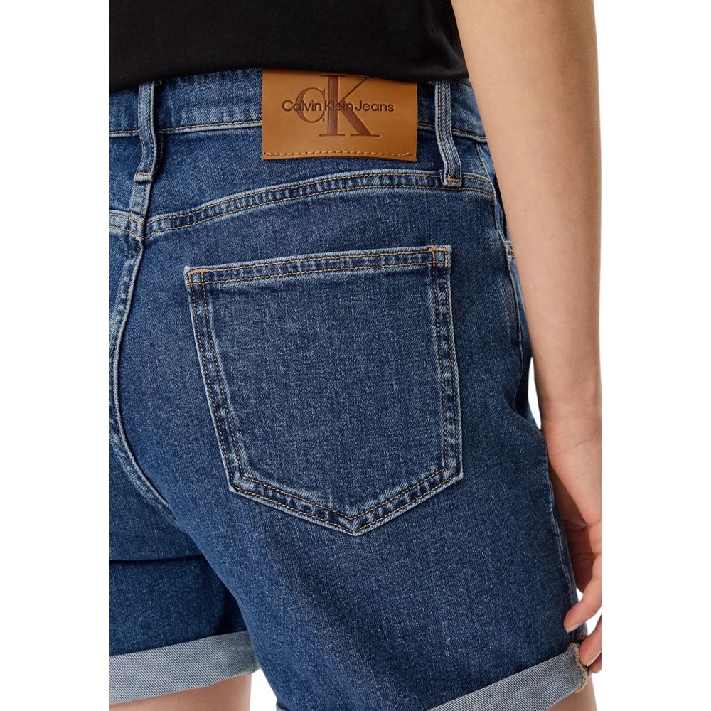 Blue Cotton ShortDiscover the Calvin Klein Jeans MOM SHORT J20J225512 women’s shorts, an essential piece for your summer wardrobe. Made from 99% cotton and 1% elastane/lycra, these shorts provide exceptional comfort and a perfect fit. The high-waisted des