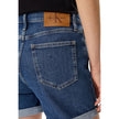 Blue Cotton ShortDiscover the Calvin Klein Jeans MOM SHORT J20J225512 women’s shorts, an essential piece for your summer wardrobe. Made from 99% cotton and 1% elastane/lycra, these shorts provide exceptional comfort and a perfect fit. The high-waisted des