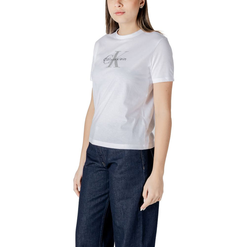 White Cotton T-ShirtDiscover casual elegance with the short-sleeve women’s t-shirt from Calvin Klein Jeans. Made from 100% cotton, this shirt offers exceptional comfort and a soft fit against the skin. The minimalist design is enhanced by the iconic brand