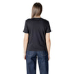 Black Cotton T-ShirtDiscover casual elegance with the short-sleeve women’s t-shirt from Calvin Klein Jeans. Made from 100% cotton, this shirt offers exceptional comfort and a soft fit against the skin. The minimalist design is enhanced by the iconic brand