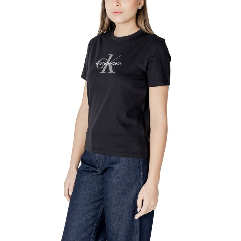 Black Cotton T-ShirtDiscover casual elegance with the short-sleeve women’s t-shirt from Calvin Klein Jeans. Made from 100% cotton, this shirt offers exceptional comfort and a soft fit against the skin. The minimalist design is enhanced by the iconic brand