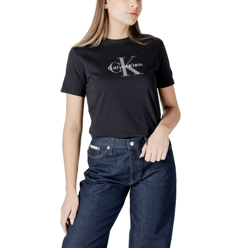 Black Cotton T-ShirtDiscover casual elegance with the short-sleeve women’s t-shirt from Calvin Klein Jeans. Made from 100% cotton, this shirt offers exceptional comfort and a soft fit against the skin. The minimalist design is enhanced by the iconic brand