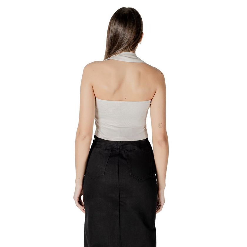 Beige Cotton TopDiscover the Calvin Klein Jeans HALTERNECK POLO COLLAR TOP J20J225320, a women’s t-shirt and tank top made from high-quality materials, featuring 97% cotton and 3% elastane/lycra. This piece stands out with its elegant and modern design, p