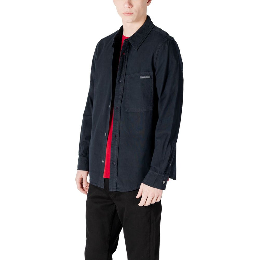 Black Cotton ShirtThe Calvin Klein Jeans REGULAR CHAMBRAY SHIRT J30J326563 is an essential long-sleeve shirt for men’s wardrobes. Made from 100% cotton, it provides a soft and comfortable feel against the skin, making it perfect for everyday wear or more