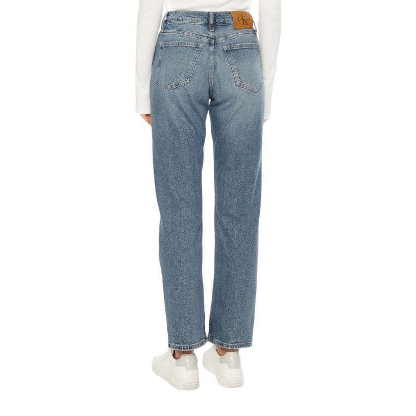 Blue Cotton Slim Fit JeanThe Calvin Klein Jeans AUTHENTIC SLIM STRAI J20J224508 women’s slim jeans are a must-have for every modern wardrobe. Made with high-quality materials, consisting of 79% cotton, 20% recycled cotton, and 1% elastane, these jeans pro