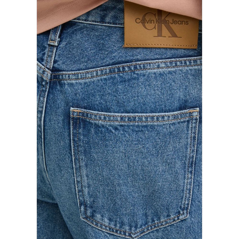 Blue Cotton Mom JeanThe Calvin Klein Jeans 90’S LOOSE J20J225069 mom and regular jeans for women are the perfect blend of comfort and style. Made from a composition of 80% cotton and 20% recycled cotton, these jeans provide an excellent fit while minimizi