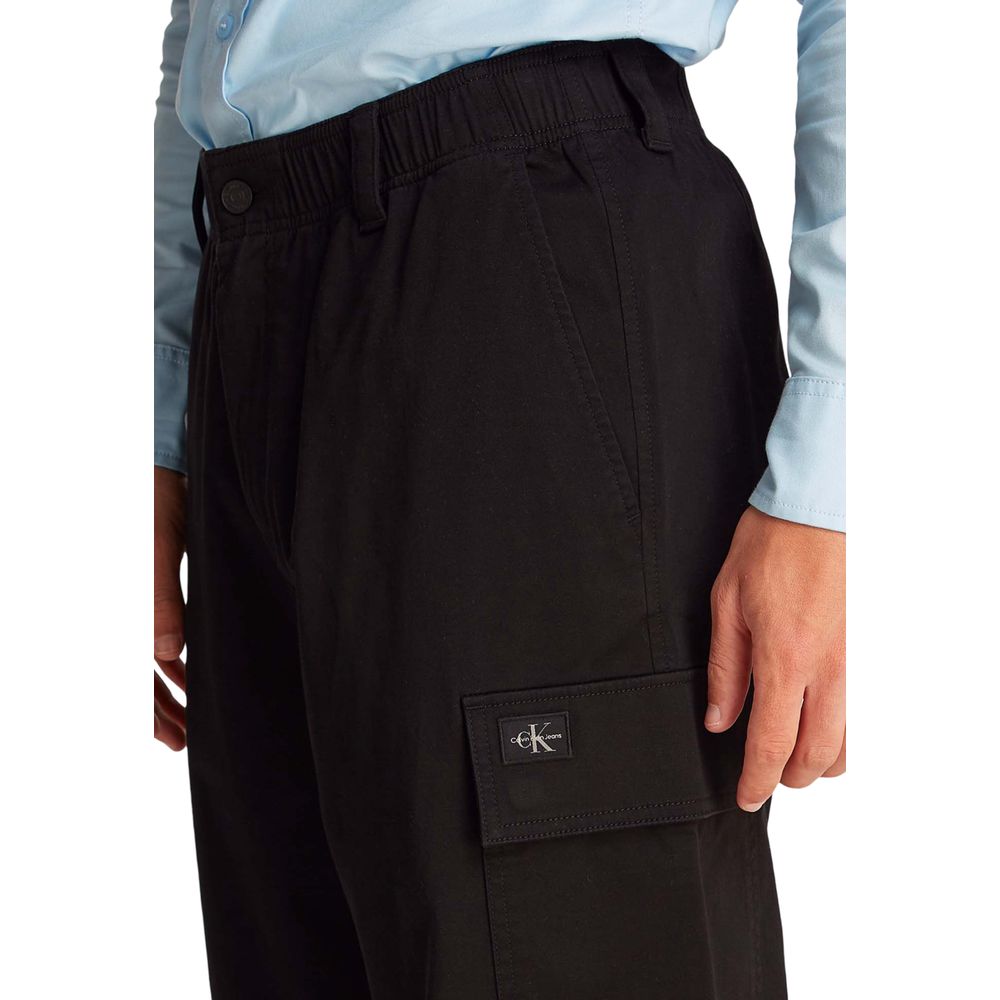 Black Cotton PantDiscover the regular/comfort men’s pants by Calvin Klein Jeans REGULAR STRAIGHT CAR J30J327615, crafted from a blend of 97% cotton and 3% elastane/lycra. These pants provide an excellent fit with their straight cut and comfort for everyda