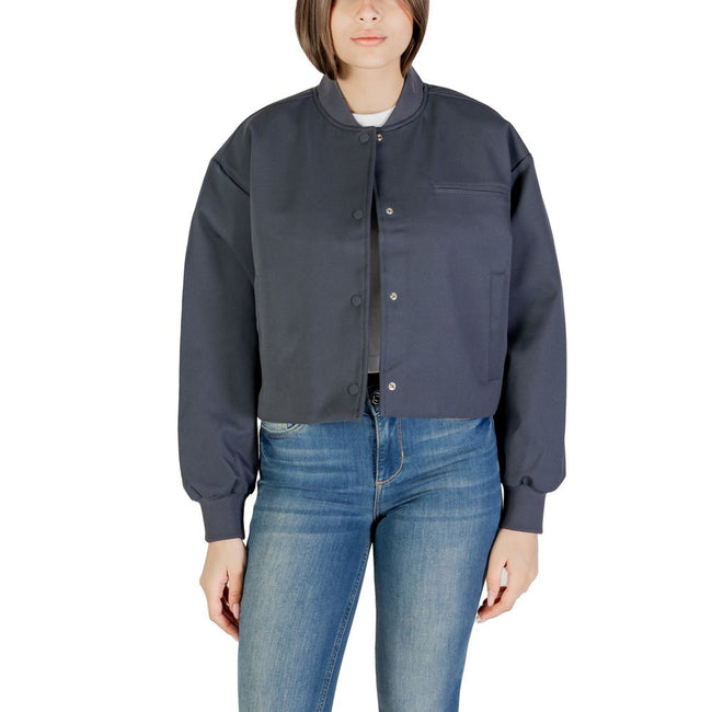 Gray Recycled Polyester Jackets & CoatDiscover the women’s short bomber jacket by Calvin Klein Jeans, an essential piece for your wardrobe. Made with high-quality materials, featuring 82% recycled polyester, 14% polyester, and 4% elastane/lycra, this jack