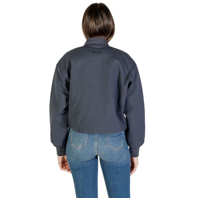 Gray Recycled Polyester Jackets & CoatDiscover the women’s short bomber jacket by Calvin Klein Jeans, an essential piece for your wardrobe. Made with high-quality materials, featuring 82% recycled polyester, 14% polyester, and 4% elastane/lycra, this jack