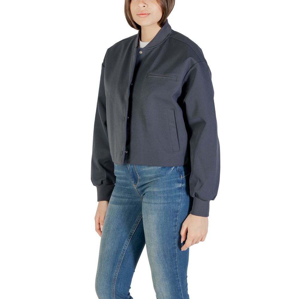 Gray Recycled Polyester Jackets & CoatDiscover the women’s short bomber jacket by Calvin Klein Jeans, an essential piece for your wardrobe. Made with high-quality materials, featuring 82% recycled polyester, 14% polyester, and 4% elastane/lycra, this jack
