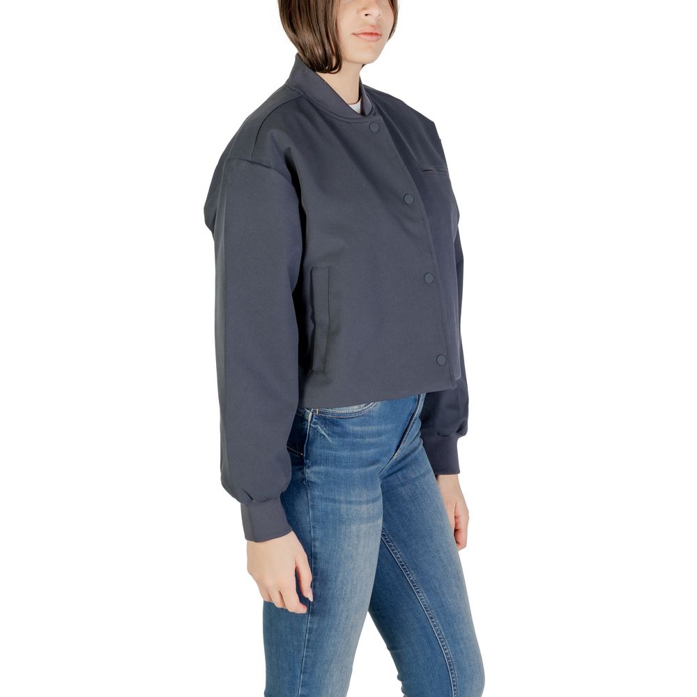 Gray Recycled Polyester Jackets & CoatDiscover the women’s short bomber jacket by Calvin Klein Jeans, an essential piece for your wardrobe. Made with high-quality materials, featuring 82% recycled polyester, 14% polyester, and 4% elastane/lycra, this jack