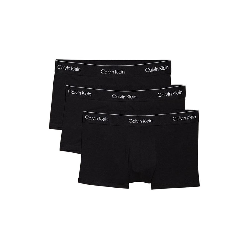 Black Cotton BoxersDiscover timeless comfort and style with the Calvin Klein Underwear LOW RISE TRUNK LV00NB4389 men’s boxers. Made from a high-quality blend of 95% cotton and 5% elastane/lycra, these boxers provide a perfect fit and a soft feel against t
