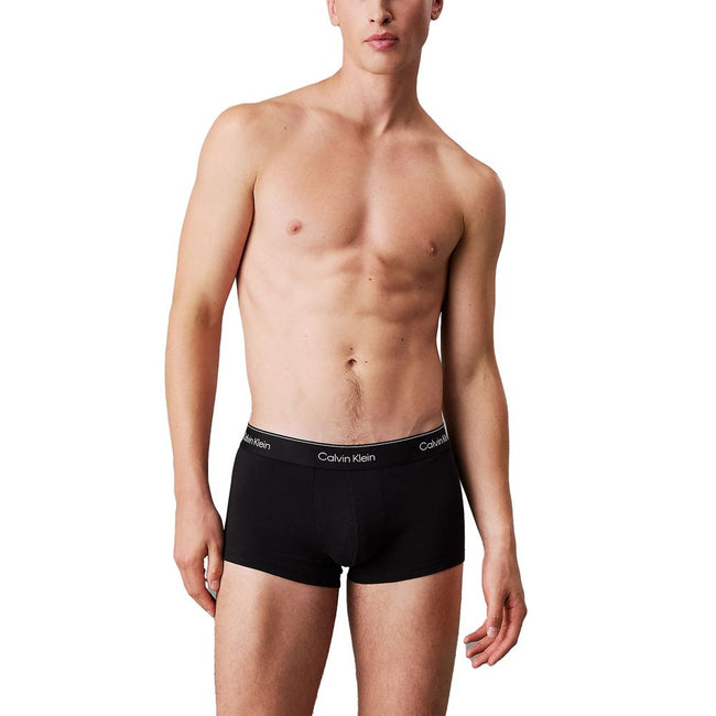 Black Cotton BoxersDiscover timeless comfort and style with the Calvin Klein Underwear LOW RISE TRUNK LV00NB4389 men’s boxers. Made from a high-quality blend of 95% cotton and 5% elastane/lycra, these boxers provide a perfect fit and a soft feel against t