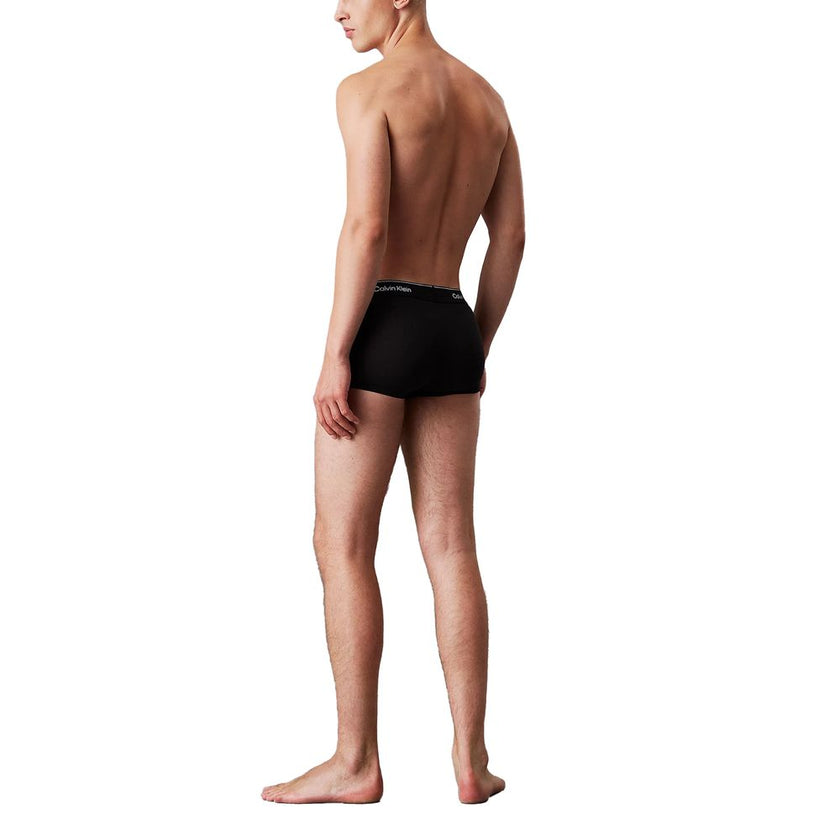 Black Cotton BoxersDiscover timeless comfort and style with the Calvin Klein Underwear LOW RISE TRUNK LV00NB4389 men’s boxers. Made from a high-quality blend of 95% cotton and 5% elastane/lycra, these boxers provide a perfect fit and a soft feel against t