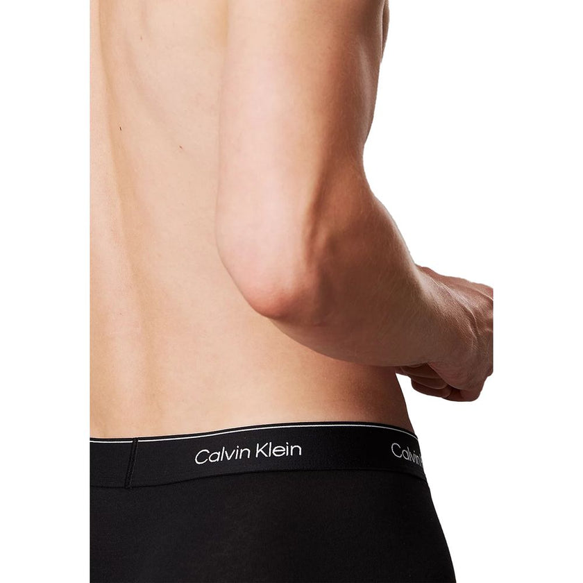 Black Cotton BoxersDiscover timeless comfort and style with the Calvin Klein Underwear LOW RISE TRUNK LV00NB4389 men’s boxers. Made from a high-quality blend of 95% cotton and 5% elastane/lycra, these boxers provide a perfect fit and a soft feel against t