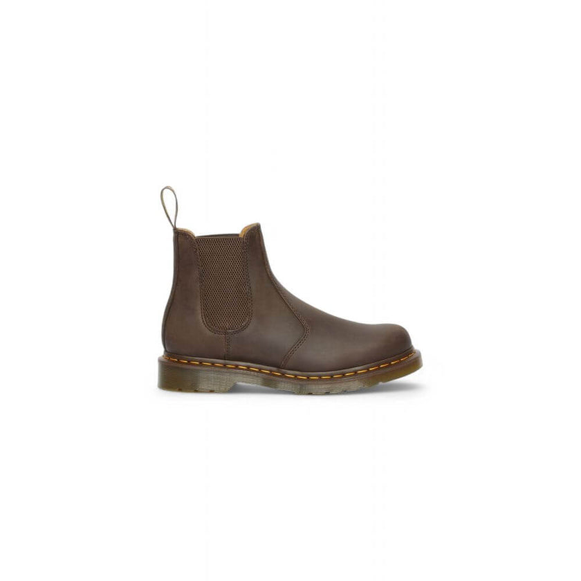 Brown Leather Ankle BootsDiscover the Dr. Martens 2976 Ys Crazy Horse men’s ankle boots, crafted from 100% high-quality leather. These boots feature an iconic design and a comfortable fit, making them perfect for any occasion. The durable rubber sole ensu