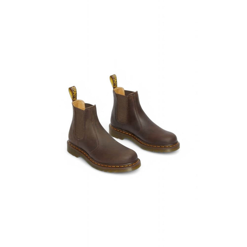 Brown Leather Ankle BootsDiscover the Dr. Martens 2976 Ys Crazy Horse men’s ankle boots, crafted from 100% high-quality leather. These boots feature an iconic design and a comfortable fit, making them perfect for any occasion. The durable rubber sole ensu