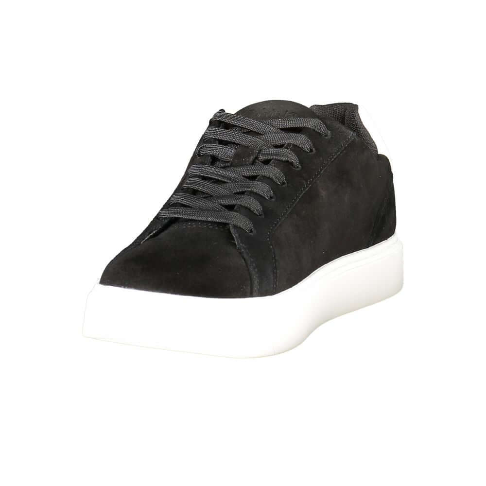 Black Leather Men SneakerElevate your sneaker game with the striking Calvin Klein sports shoes, blending bold contrast with unparalleled versatility. A sleek black design meets eye-catching white details, while the removable footbed ensures customizable c