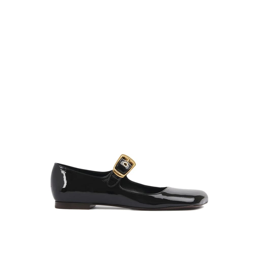 Black Calfskin Ballet FlatsDescription: – Composition: 100% calf leather – Inner: Leather – Insole: Leather – Sole: Leather – Patent effect – Branded insole – Asymmetrical toe design – Oversized Gold buckle with Chloé engraving – Made in Italy – Gender: W