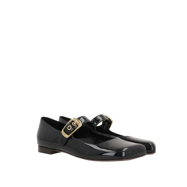 Black Calfskin Ballet FlatsDescription: – Composition: 100% calf leather – Inner: Leather – Insole: Leather – Sole: Leather – Patent effect – Branded insole – Asymmetrical toe design – Oversized Gold buckle with Chloé engraving – Made in Italy – Gender: W