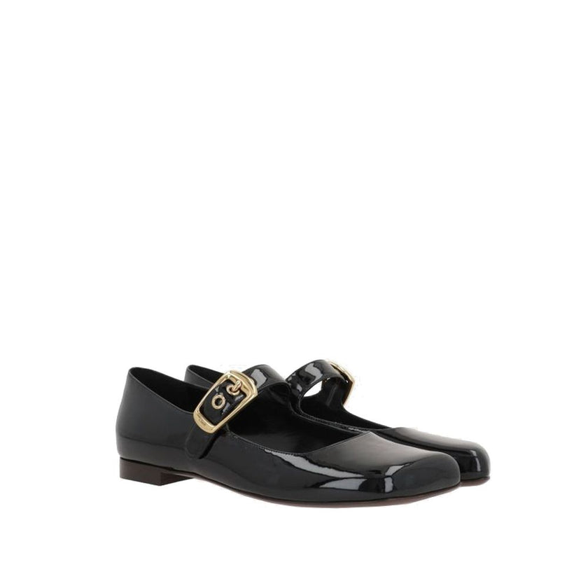 Black Calfskin Ballet FlatsDescription: – Composition: 100% calf leather – Inner: Leather – Insole: Leather – Sole: Leather – Patent effect – Branded insole – Asymmetrical toe design – Oversized Gold buckle with Chloé engraving – Made in Italy – Gender: W