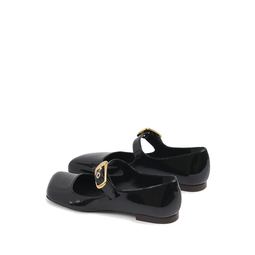 Black Calfskin Ballet FlatsDescription: – Composition: 100% calf leather – Inner: Leather – Insole: Leather – Sole: Leather – Patent effect – Branded insole – Asymmetrical toe design – Oversized Gold buckle with Chloé engraving – Made in Italy – Gender: W