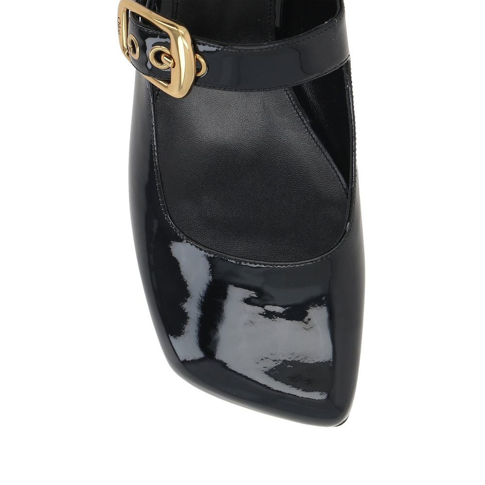 Black Calfskin Ballet FlatsDescription: – Composition: 100% calf leather – Inner: Leather – Insole: Leather – Sole: Leather – Patent effect – Branded insole – Asymmetrical toe design – Oversized Gold buckle with Chloé engraving – Made in Italy – Gender: W