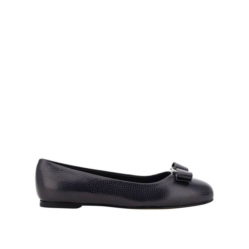 Black Calfskin Ballet FlatsDescription: – Composition: 100% calf leather – Inner: Leather – Insole: Leather – Sole: Leather – Round toe – Slip on – Top metal logo hardware – Made in Italy – Gender: WOMEN –Black Calfskin Ballet Flats${tagsSalvatore Ferraga
