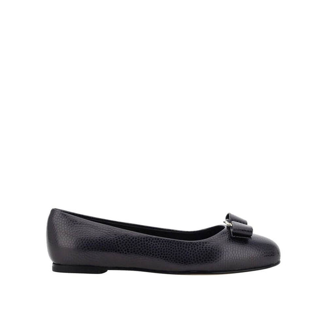 Black Calfskin Ballet FlatsDescription: – Composition: 100% calf leather – Inner: Leather – Insole: Leather – Sole: Leather – Round toe – Slip on – Top metal logo hardware – Made in Italy – Gender: WOMEN –Black Calfskin Ballet Flats${tagsSalvatore Ferraga