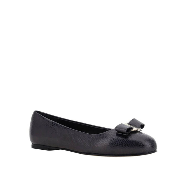 Black Calfskin Ballet FlatsDescription: – Composition: 100% calf leather – Inner: Leather – Insole: Leather – Sole: Leather – Round toe – Slip on – Top metal logo hardware – Made in Italy – Gender: WOMEN –Black Calfskin Ballet Flats${tagsSalvatore Ferraga