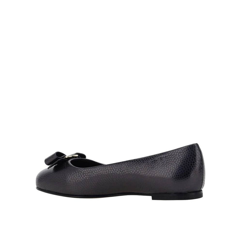 Black Calfskin Ballet FlatsDescription: – Composition: 100% calf leather – Inner: Leather – Insole: Leather – Sole: Leather – Round toe – Slip on – Top metal logo hardware – Made in Italy – Gender: WOMEN –Black Calfskin Ballet Flats${tagsSalvatore Ferraga