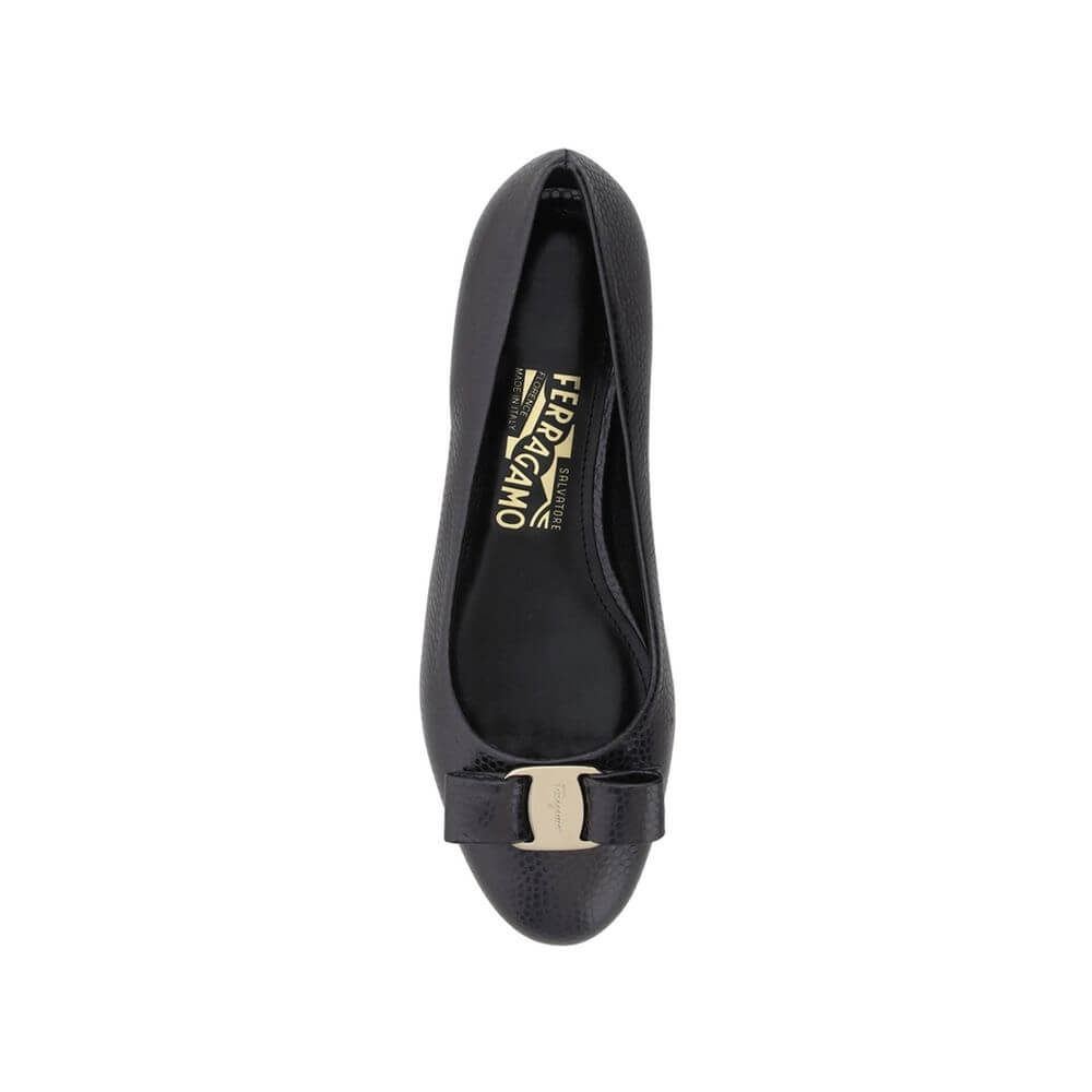 Black Calfskin Ballet FlatsDescription: – Composition: 100% calf leather – Inner: Leather – Insole: Leather – Sole: Leather – Round toe – Slip on – Top metal logo hardware – Made in Italy – Gender: WOMEN –Black Calfskin Ballet Flats${tagsSalvatore Ferraga