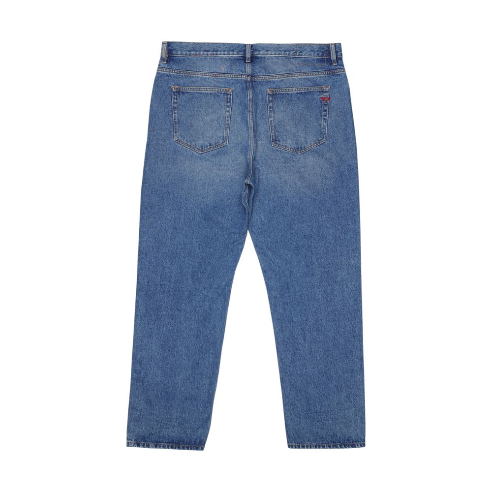 Blue Cotton Relaxed Fit JeanThe Diesel DIEJNSUAAG2ST0746229/52 men’s regular/loose jeans offer a versatile and on-trend option for any wardrobe. Crafted from a blend of 89% cotton and 11% polyester, these jeans provide comfort, softness, and durability. T