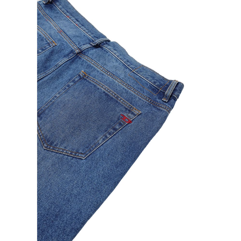 Blue Cotton Relaxed Fit JeanThe Diesel DIEJNSUAAG2ST0746229/52 men’s regular/loose jeans offer a versatile and on-trend option for any wardrobe. Crafted from a blend of 89% cotton and 11% polyester, these jeans provide comfort, softness, and durability. T