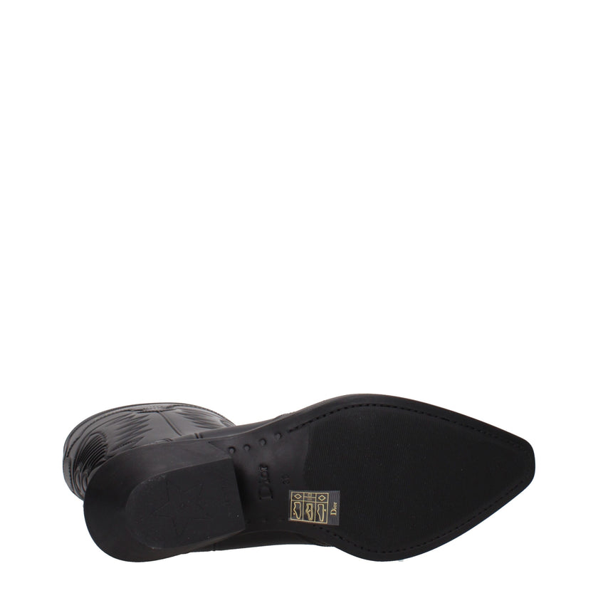 Black Cotton BootsDescription: The product with MPN KCI962RUB900 and code F84777 rubber in black is a boots designed by Christian Dior. It has features like side logo.Black Cotton Boots${tagsChristian DiorAulae Black Cotton Boots Christian DiorAulae Black