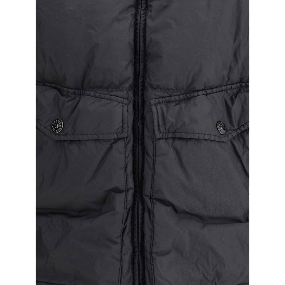Hooded Down JacketStone Island’s hooded Down Jacket combines functionality with distinctive technical style. The padded hood is adjustable via drawstring for a perfect fit, while the two exterior pockets offer practical solutions: one with a top opening,
