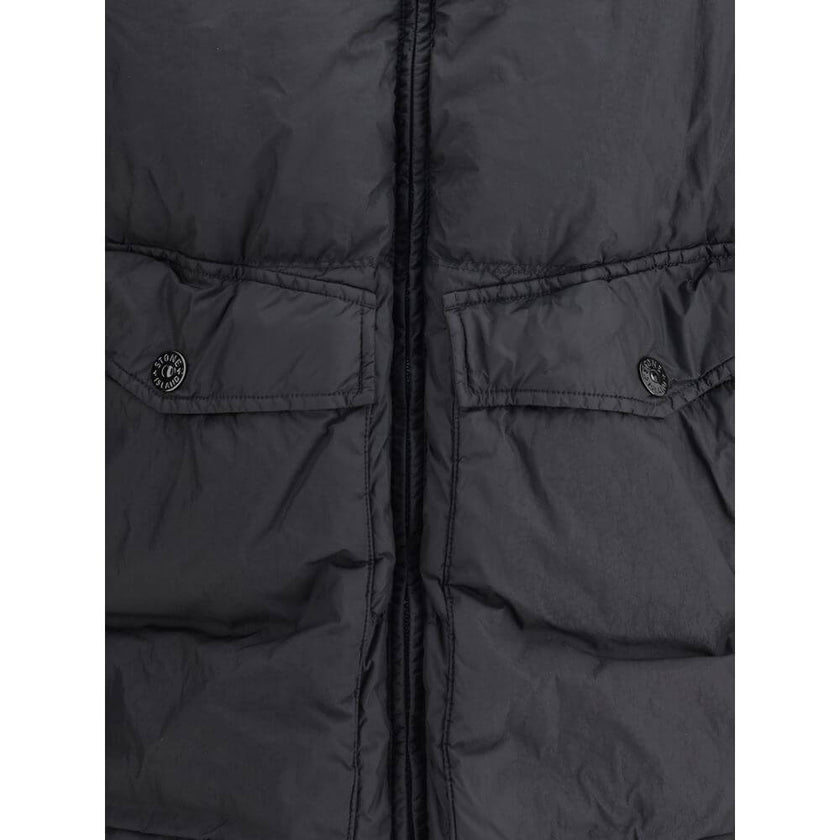 Hooded Down JacketStone Island’s hooded Down Jacket combines functionality with distinctive technical style. The padded hood is adjustable via drawstring for a perfect fit, while the two exterior pockets offer practical solutions: one with a top opening,