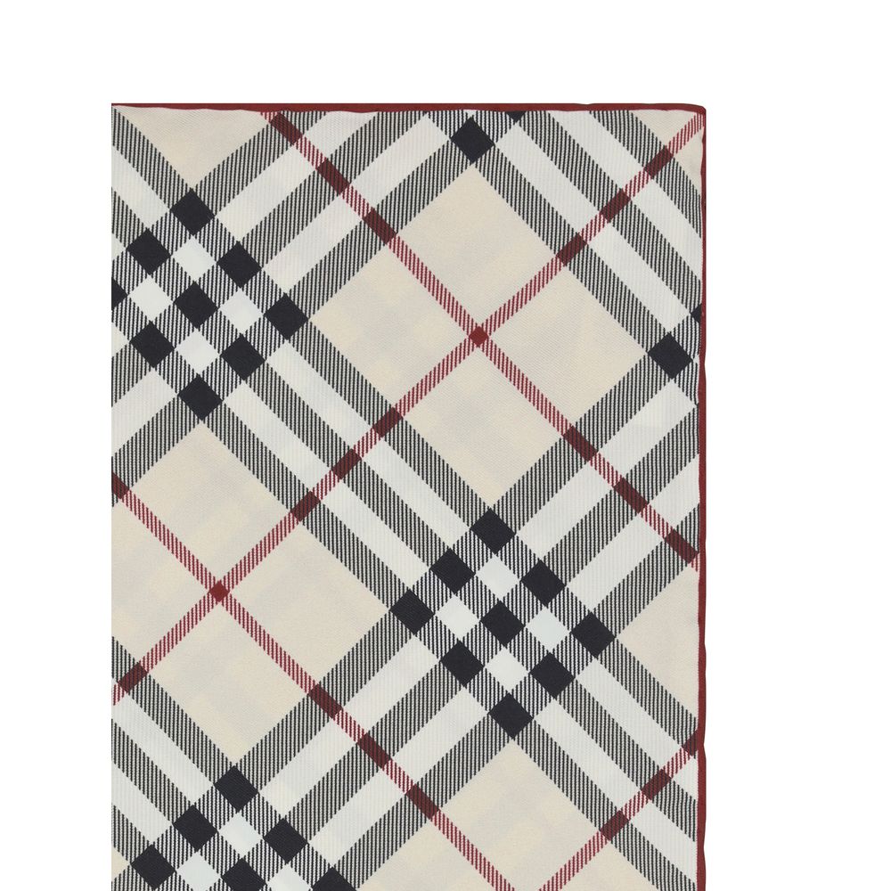 Multicolor Silk ScarfSilk Scarf di by Burberry is a luxury accessory that carries the brand’s elegance and tradition. Featuring the iconic all-over repeated Check Archivio pattern, it is a distinctive and timeless symbol of Burberry style. The lightness a