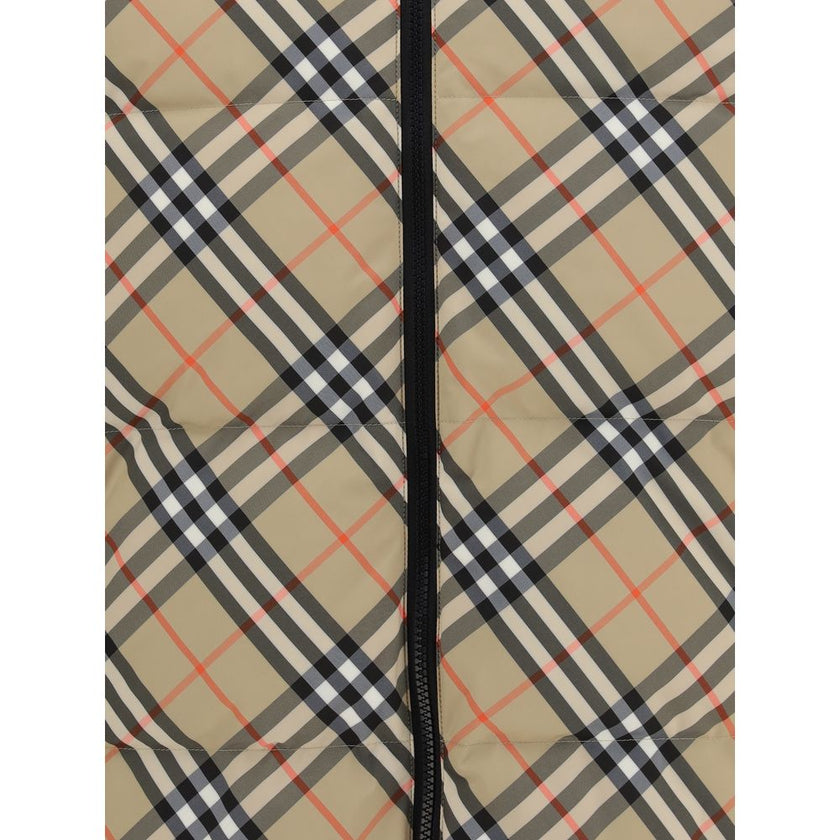 Black Polyester CoatThe Detachable Sleeve Puffer Jacket by Burberry blends versatility with heritage. Filled with goose down and insulating fibres, the design features detachable sleeves that transform it from a jacket into a gilet. Cut to a relaxed fit,